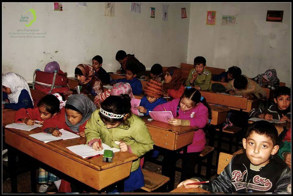 مدارس مخيم اليرموك ...شمعة بين لعنات الظلام 