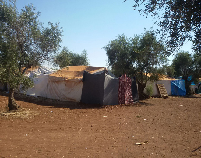 عائلات فلسطينية سورية عالقة في منطقة اعزاز شمال حلب تجدد مناشدتها 