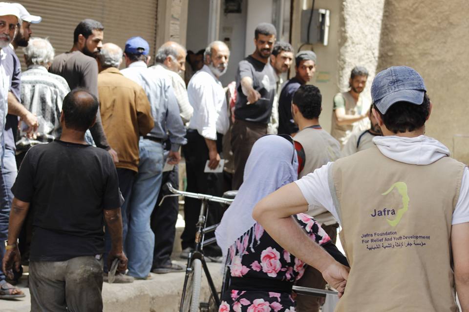 توزيع بعض المساعدات الغذائية على العائلات النازحة من مخيم اليرموك جنوب دمشق 