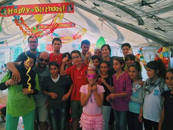 الفلسطيني السوري"مصعب الموعد" أحد رواد التعليم في مخيم كاتسيكاس اليوناني