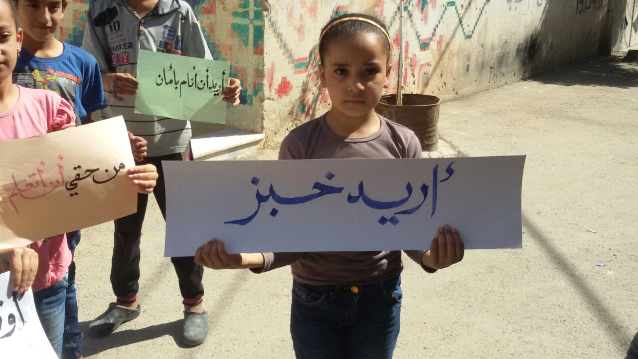 نفاد الغذاء والأدوية من مخيم خان الشيح ينذر بكارثة إنسانية 