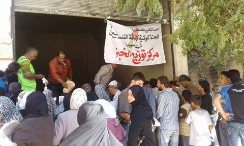 الوطنية توزع مادة الخبز على أهالي اليرموك 