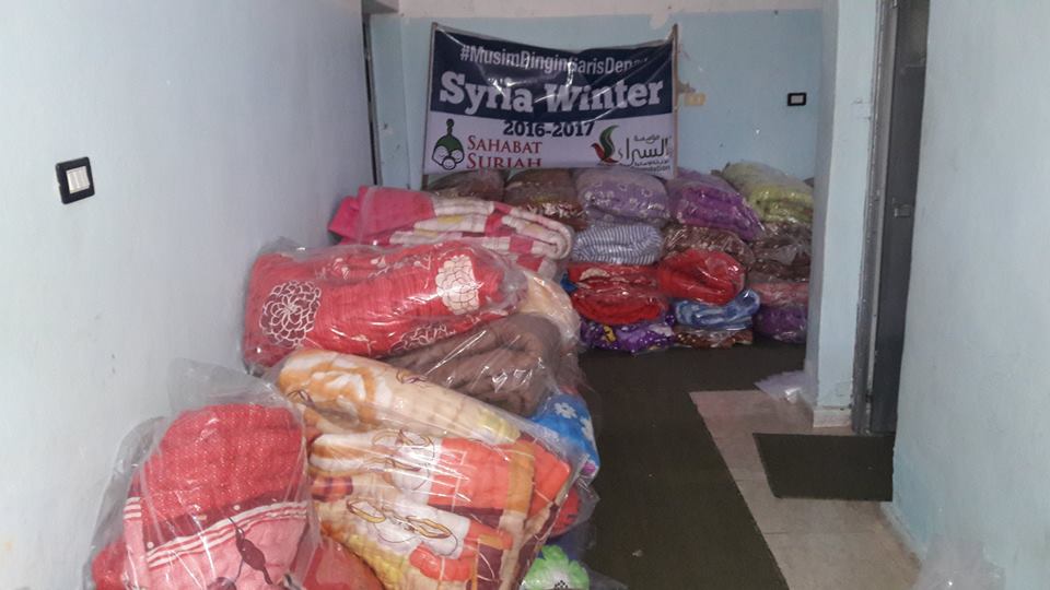 توزيع بعض المساعدات على العائلات الفلسطينية جنوب سورية