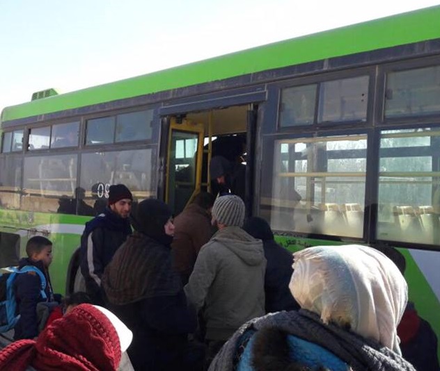 وصول الدفعة الأولى من مقاتلي خان الشيح وأهاليهم بينهم مجموعة من أبناء مخيم خان الشيح إلى إدلب