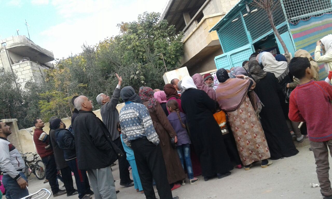 دخول شاحنة خضار إلى مخيم خان الشيح، وحرق وسرقة بعض منازل الأهالي فيه 