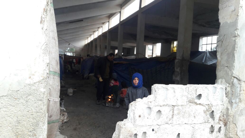 النازحون الفلسطينيون في بلدة تسيل شمال غرب درعا يشكون الإهمال وفقر الحال