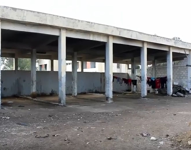 الحرب والفقر يدفع عائلات فلسطينية لاتخاذ مزارع الأبقار مأوىً لها