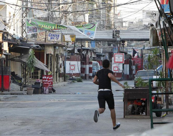 استمرار الإقتتال في مخيّم عين الحلوة يزيد من معاناة (726) عائلة فلسطينية سورية 