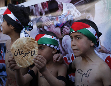 المحاصرون في مخيم اليرموك بلا خبز منذ 6 أيام 