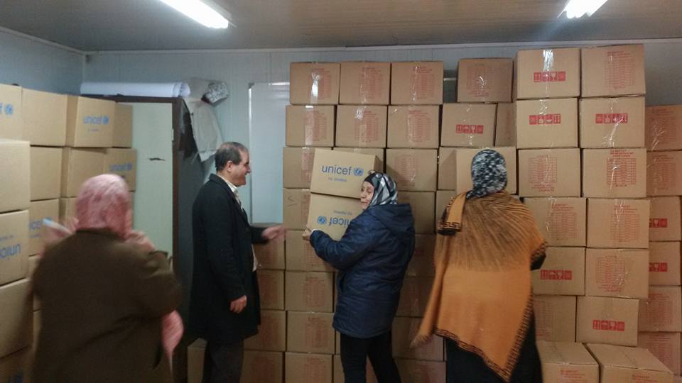 توزيع ملابس على مدارس ورياض الأطفال في مخيم الرمل باللاذقية 