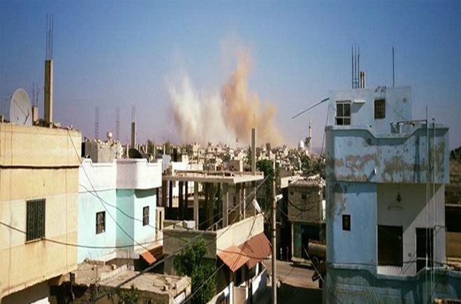 ضحية فلسطينية في قصف النظام بلدة المزيريب بالبراميل المتفجرة 