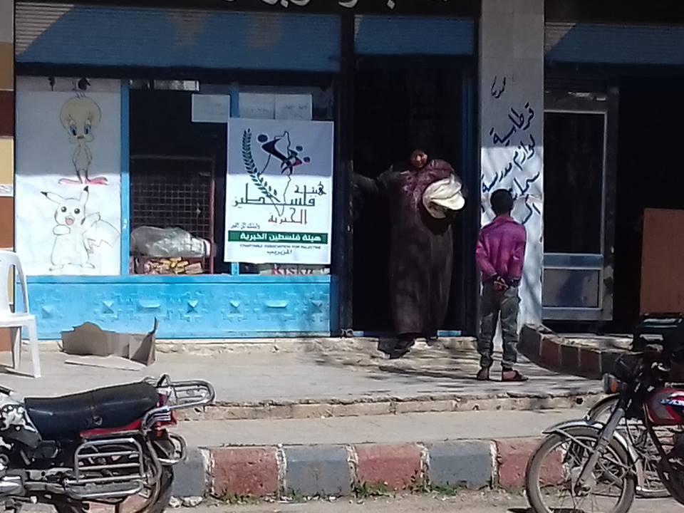 هيئة فلسطين الخيرية توزع الخبز والماء على العائلات النازحة من تجمع جلين جنوب سورية