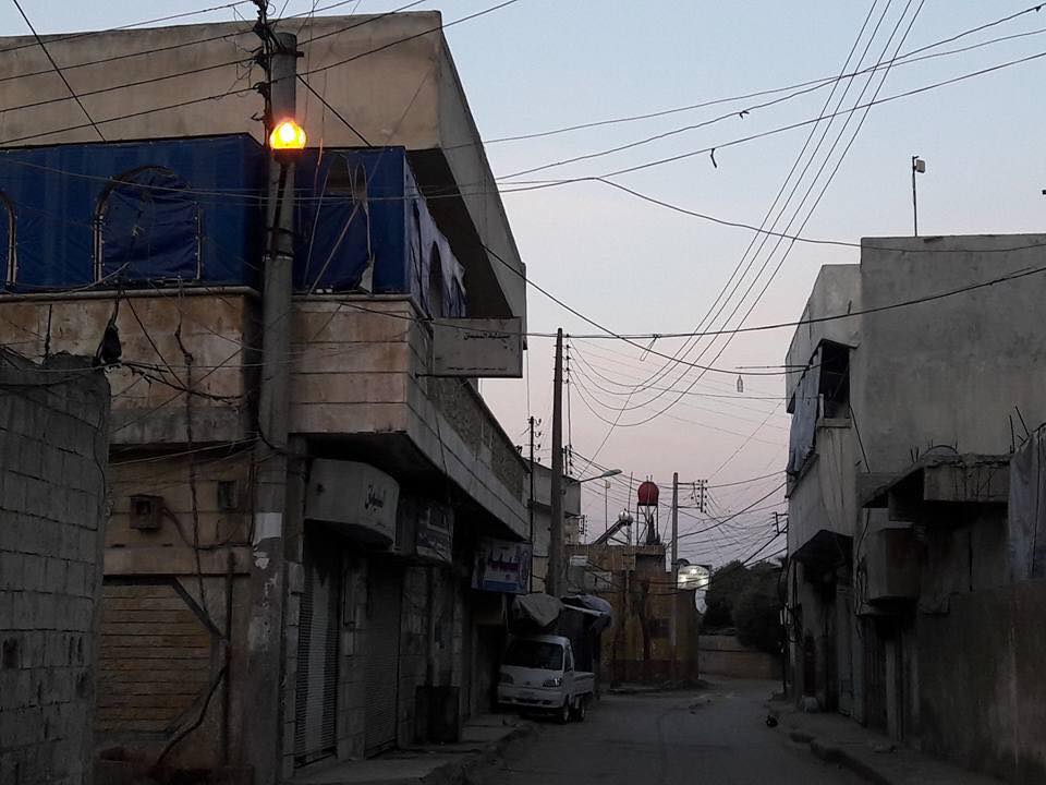 عودة التيار الكهربائي إلى منازل مخيم النيرب بعد انقطاع دام حوالي العام والنصف 