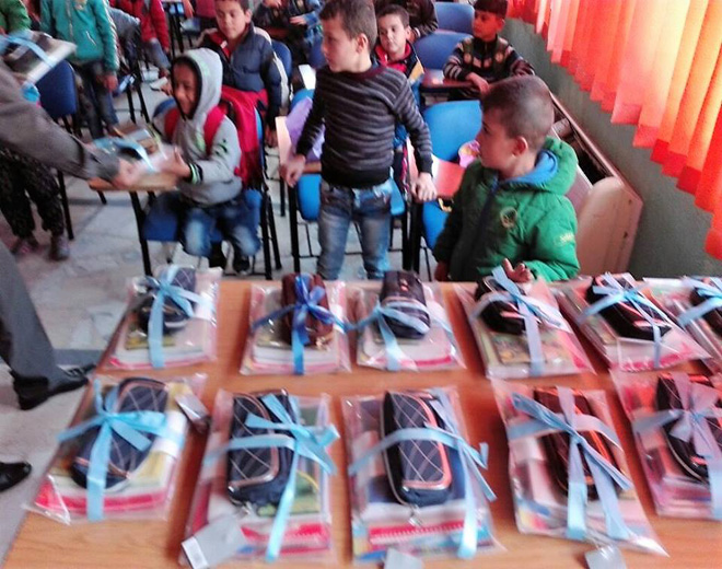 آفاق توزع حقائب مدرسية على طلاب فلسطينيي سورية المسجلين لديها