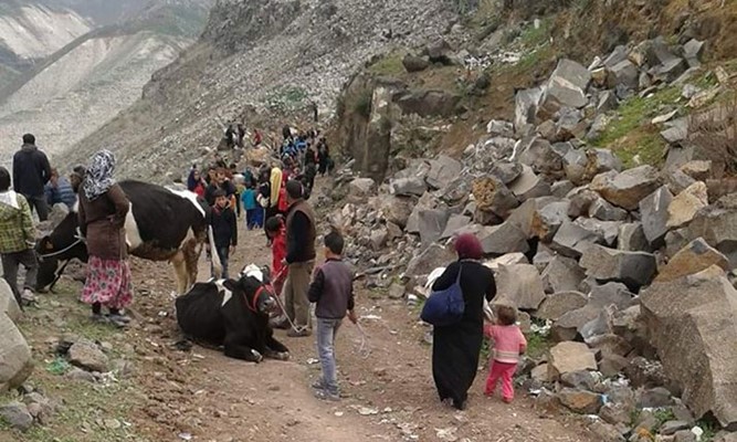 معارك عنيفة بين داعش والمعارضة تشرد مئات العائلات الفلسطينية جنوب سورية