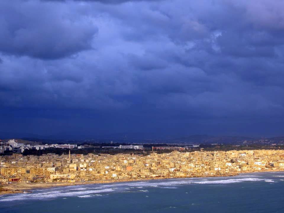 بالرغم من حالة الهدوء: أهالي مخيم الرمل يعانون من التشديد الأمني وغلاء المعيشة