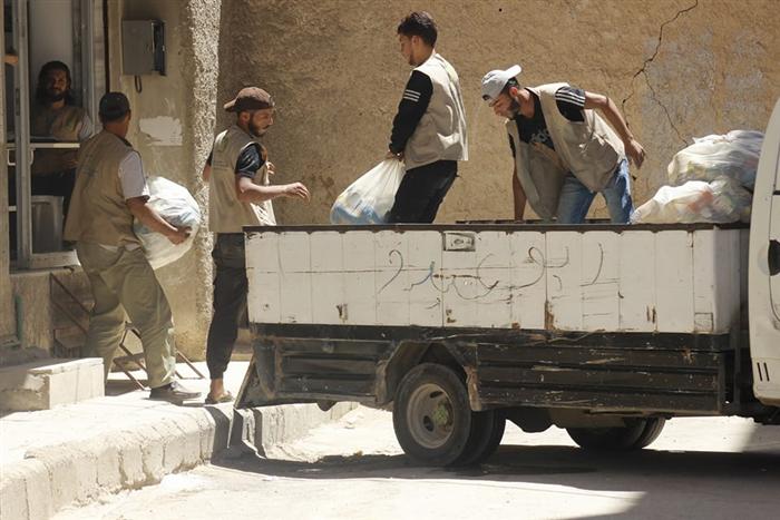 توزيع سلل غذائية على أهالي مخيم اليرموك في يلدا 