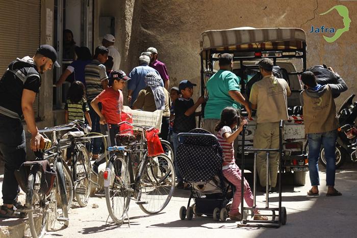 توزيع سلل غذائية على أهالي مخيم اليرموك جنوب دمشق