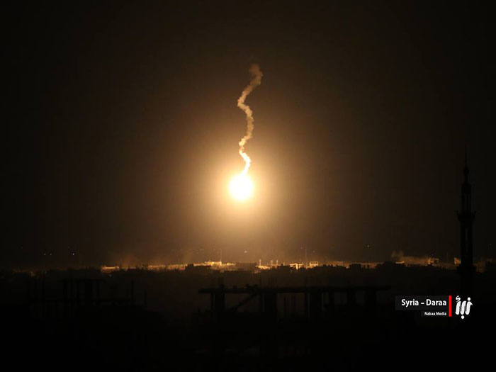 قصف ليلي بصواريخ الفيل على مخيم درعا جنوب سورية 