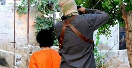 داعش يعدم الفتى الفلسطيني "محمد عليان" لمساعدته لجرحى "هيئة تحرير الشام" في مخيم اليرموك