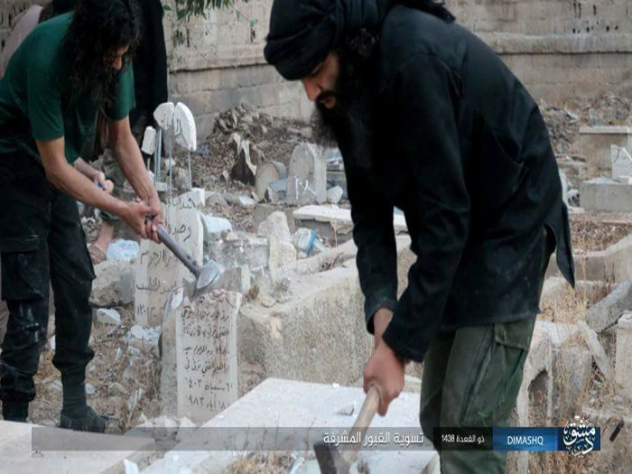 داعش يحطم شواهد القبور باليرموك ويضع كاميرات مراقبة لرصد حركة القادمين من يلدا إلى المخيم 