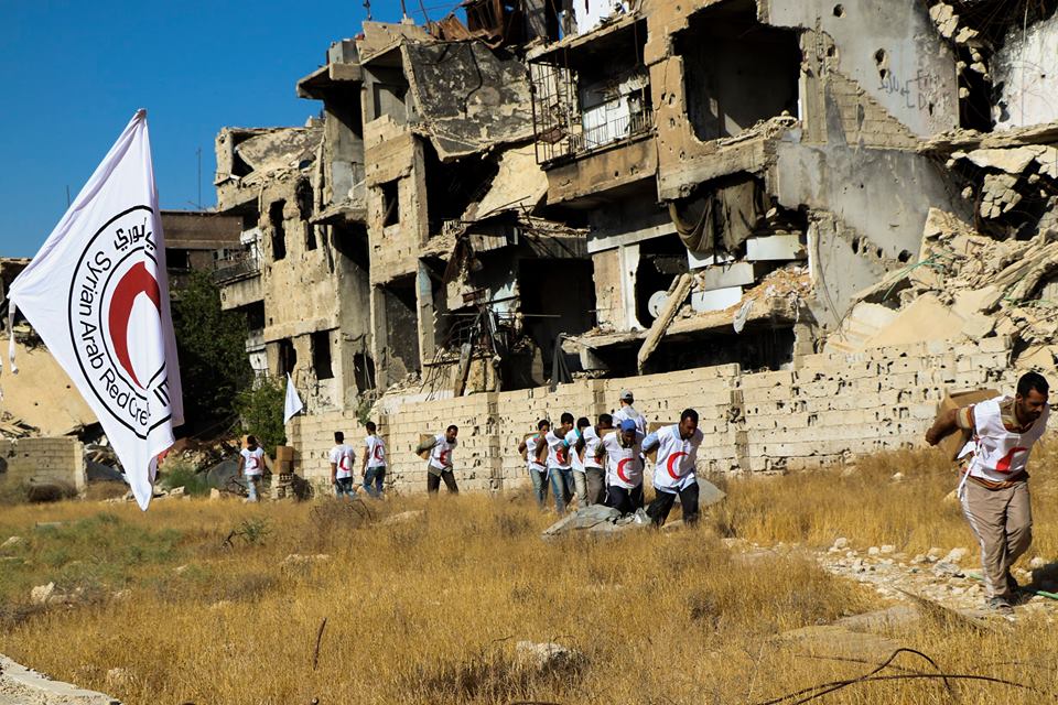 قوات النظام تستهدف شارع الـ 30 في مخيم اليرموك والهلال الأحمر ينشر صوراً للدمار في غرب المخيم