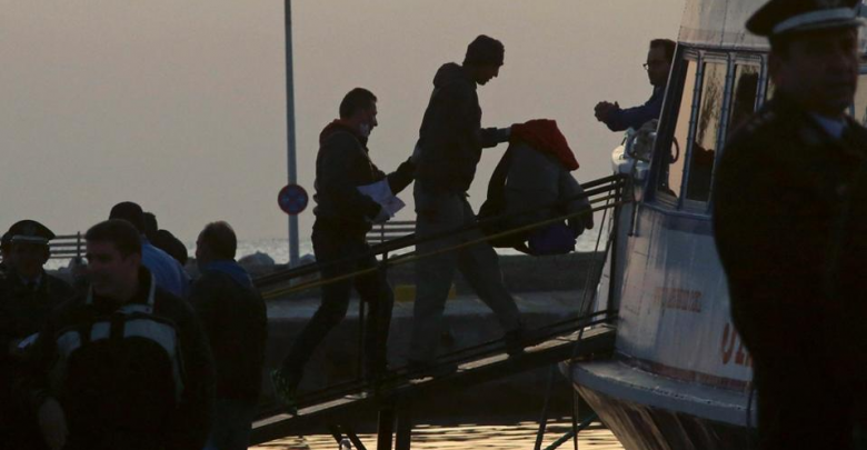 اليونان ترحّل إجبارياً أول دفعة من اللاجئين السوريين إلى تركيا