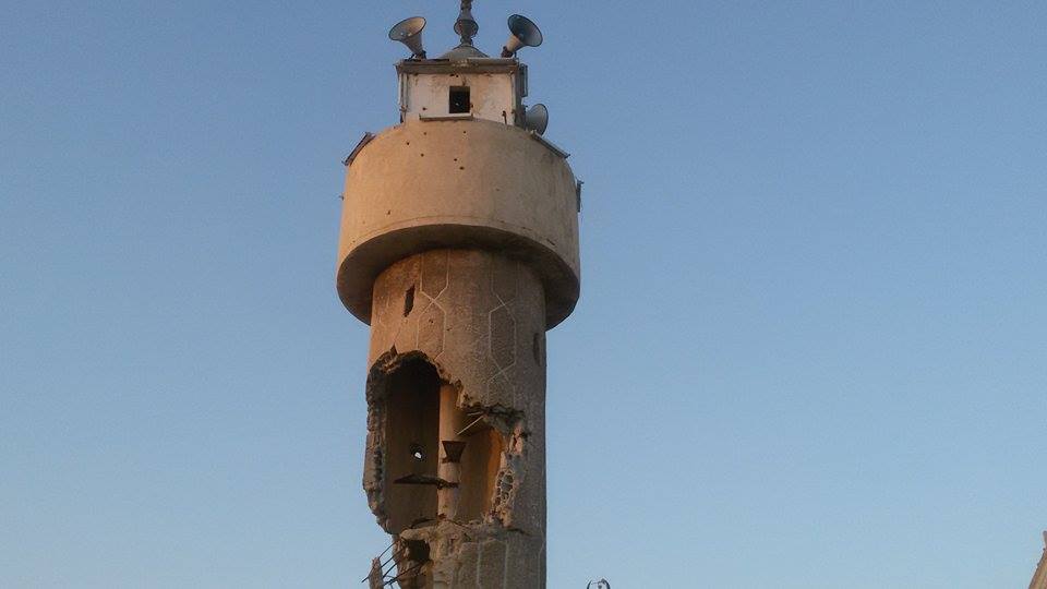 شاهد فيديو خاص يظهر حجم الدمار الذي لحق بمئذنة جامع القدس في مخيم درعا