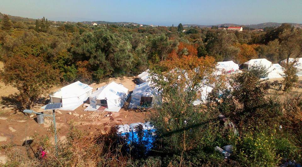  مئات المهاجرين الفلسطينيين والسوريين يواجهون شتاء اليونان القاسي في خيام قماشية لا تدفئ ولاتقي من برد