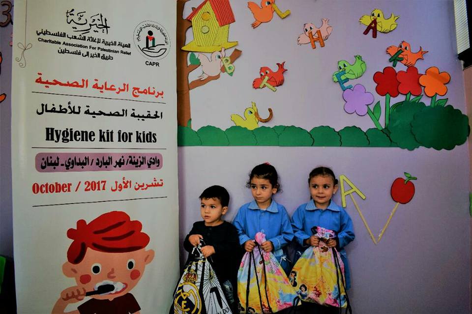 توزيع حقائب صحية على طلاب فلسطينيي سورية في مخيم نهر البارد