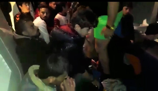 الخفر التركي ينقذ عشرات المهاجرين من سورية حاولوا الوصول إلى اليونان 