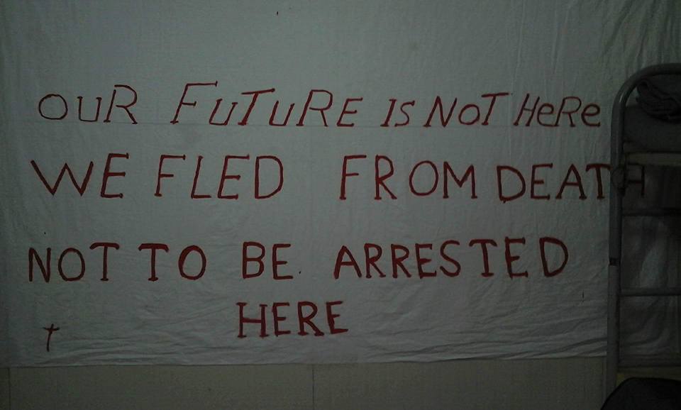 مجموعة لاجئين تنظّم احتجاجاً على أوضاعهم السيئة في جزيرة خيوس والشرطة تمنعهم وتحتجز المنظمين