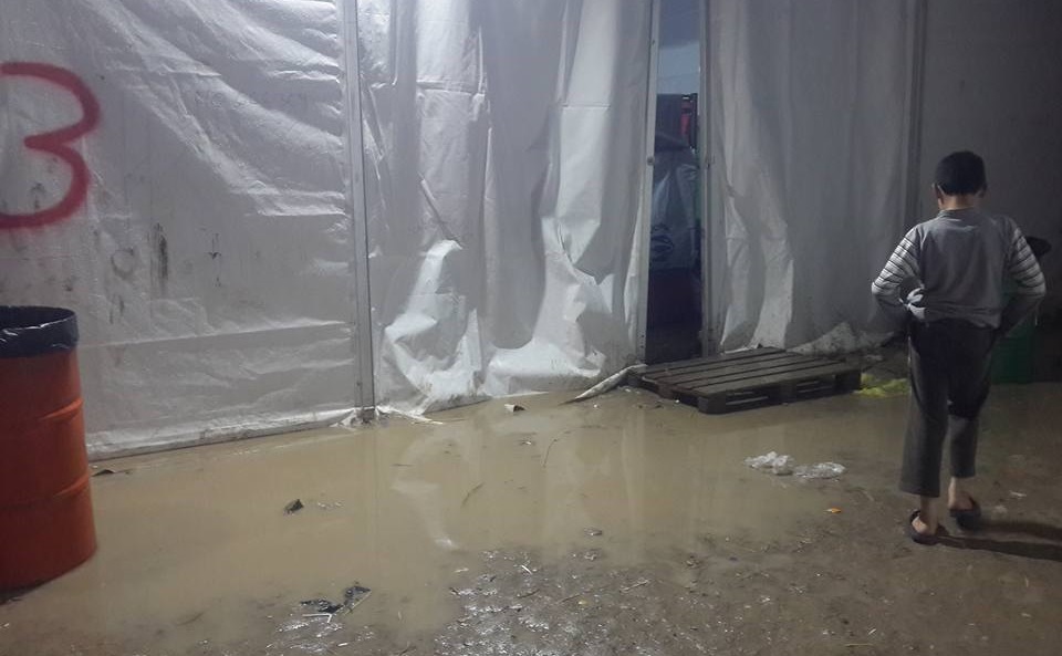 مشاهد صادمة، خيم اللاجئين في الجزر اليونانية تتحول إلى مستنقعات 