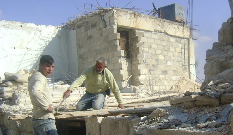 العائدون إلى مخيم حندرات يرممون بيوتهم بأيديهم 