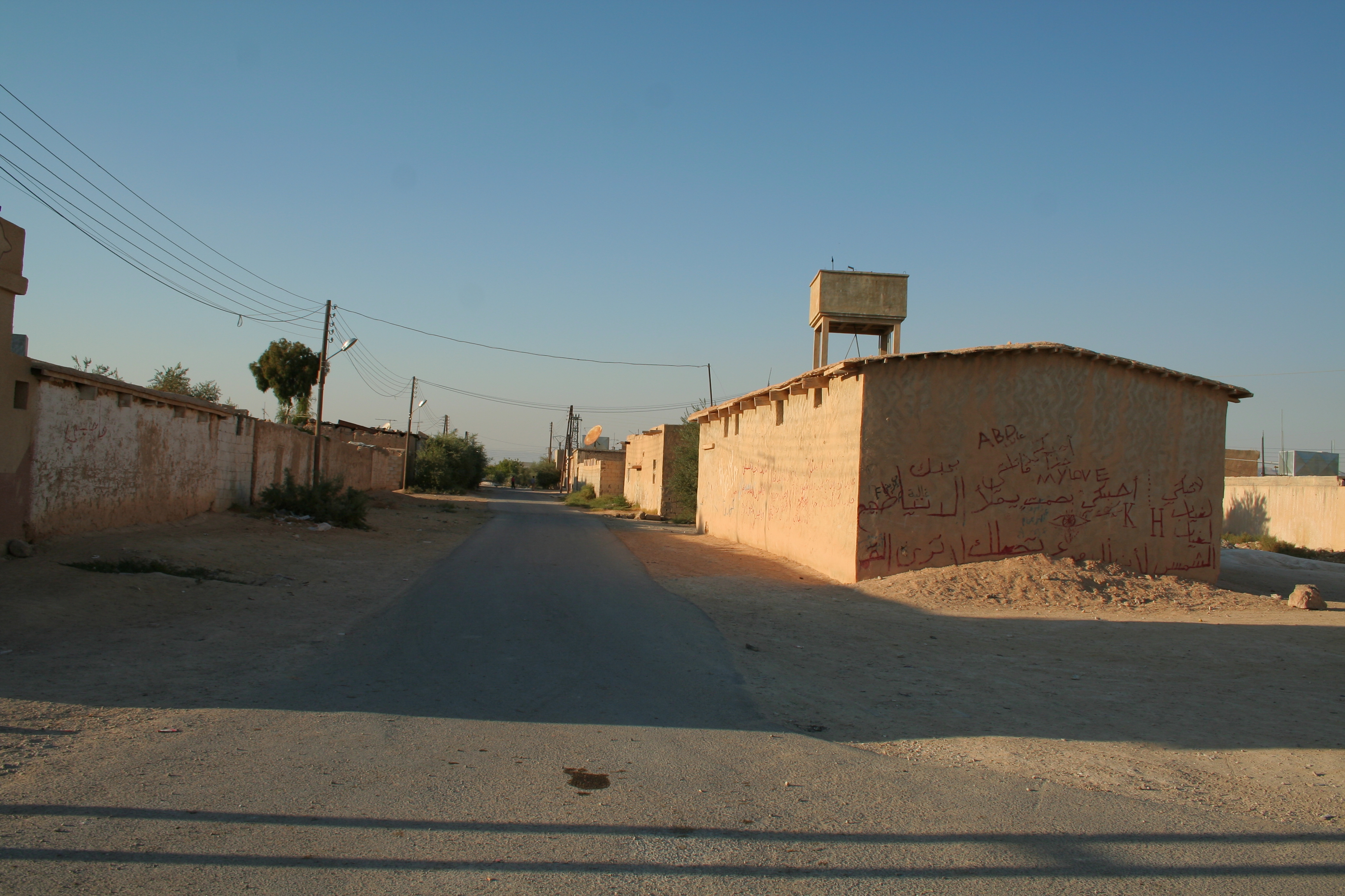 سكان مخيم الرمدان يشتكون من فقر الحال وغلاء الأسعار