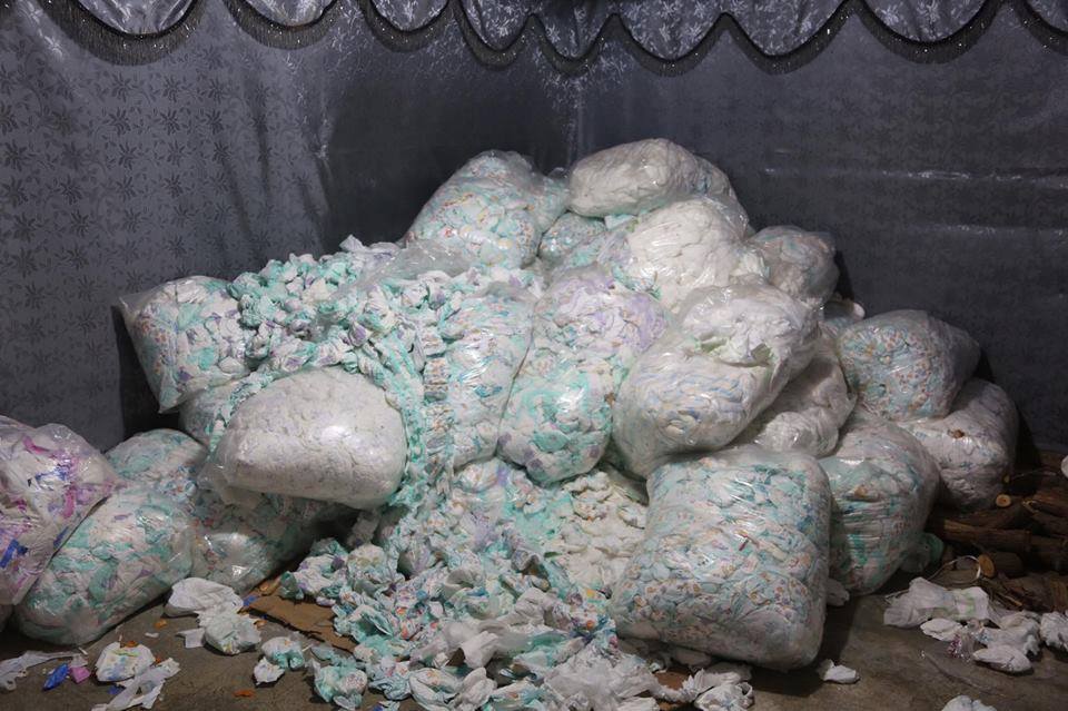 فلسطينيو سورية في البقاع يواجهون زمهرير الشتاء بإشعال الملابس القديمة وفوط الأطفال