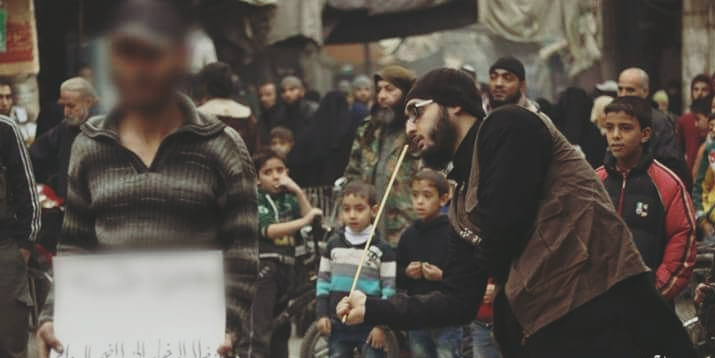 "داعش" يجلد أحد أبناء مخيم اليرموك بتهمة حيازة  وتهريب التبغ 