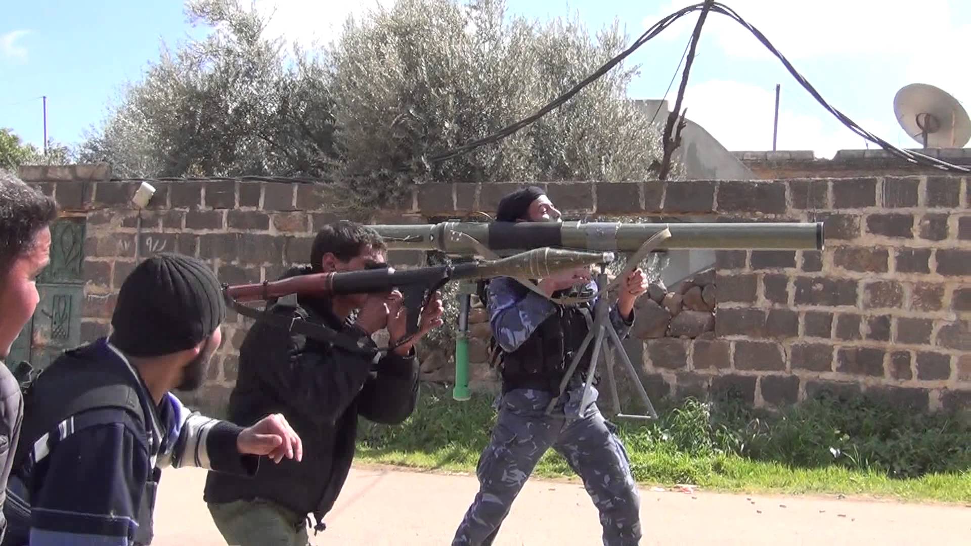 اشتباكات عنيفة وقصف على مخيم درعا جنوب سورية 