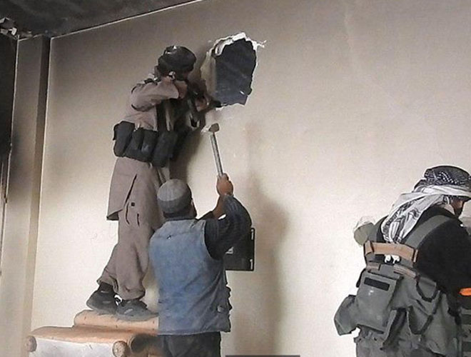 داعش يشن هجوماً عنيفاً على مواقع هيئة تحرير الشام غربي مخيم اليرموك 