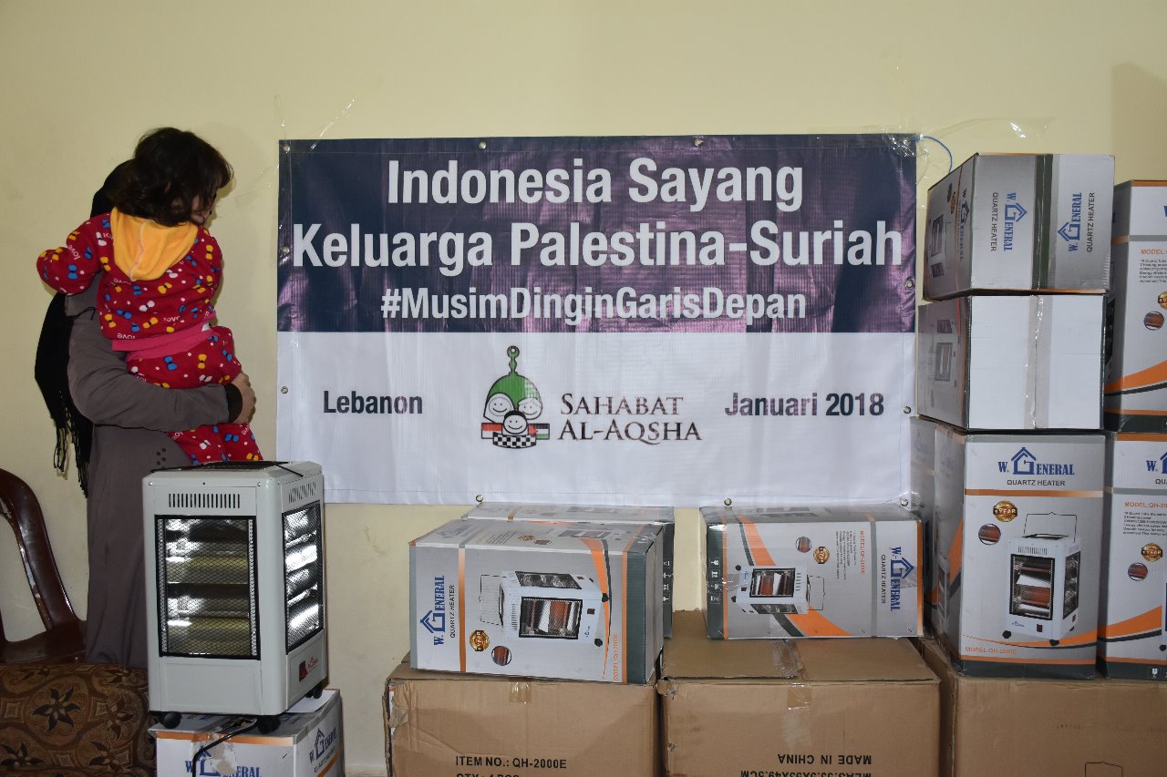 توزيع طرود غذائية  ومدافئ كهربائية على عدد من العائلات الفلسطينية السورية في لبنان 