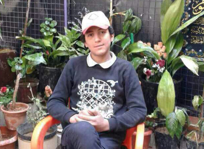 طفل من أبناء مخيم اليرموك يقضي جراء إصابته بشظايا قصف النظام السوري 