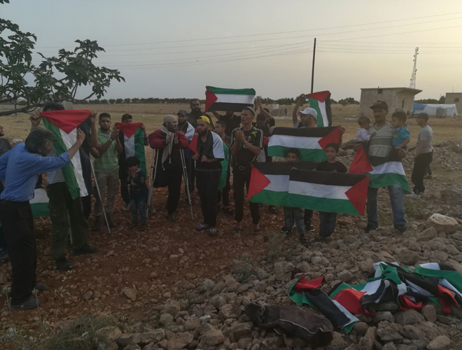 مهجرو مخيم اليرموك يعتصمون بمدينة الباب في حلب ويطلقون نداءات مناشدة 