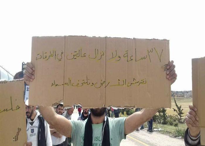 مهجرو مخيم اليرموك يعتصمون احتجاجاً على منع تركيا دخولهم إلى بلدة الباب في حلب