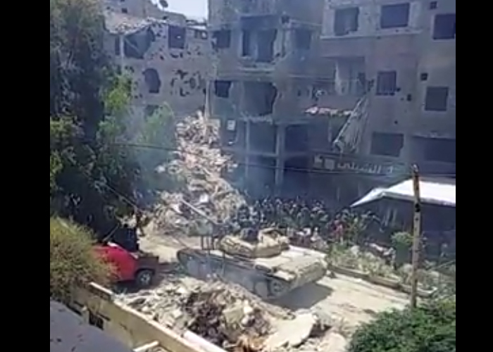 شاهد: لحظة دخول دبابات النظام السوري لمخيم اليرموك عبر مداخله الشمالية