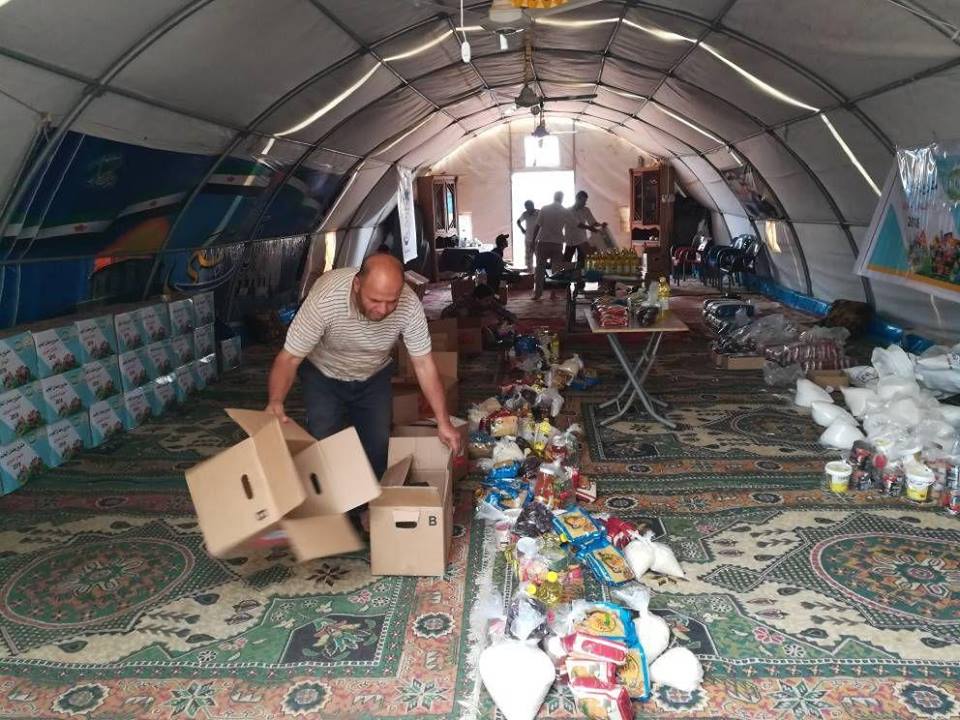 توزيع سلات رمضانية على فلسطينيي سورية جنوب تركيا 