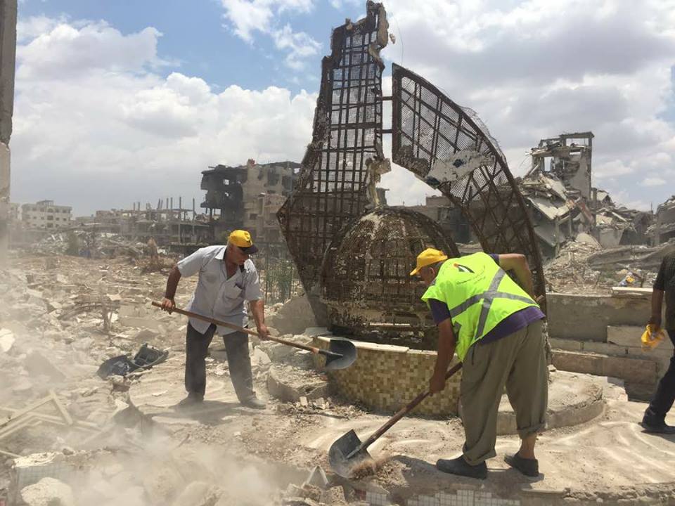 إزالة الركام من مقبرة الشهداء في مخيم اليرموك 