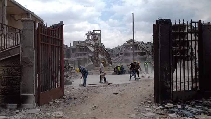   بالصور: تنظيف مقبرة الشهداء في مخيم اليرموك وإزالة الركام منها وترميم بعض القبور فيها