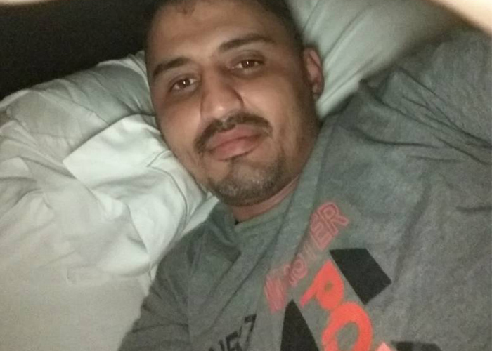 فلسطيني سوري مصاب بشلل سفلي  يناشد التكفل بعلاجه في الهند أو إعادته إلى سورية 