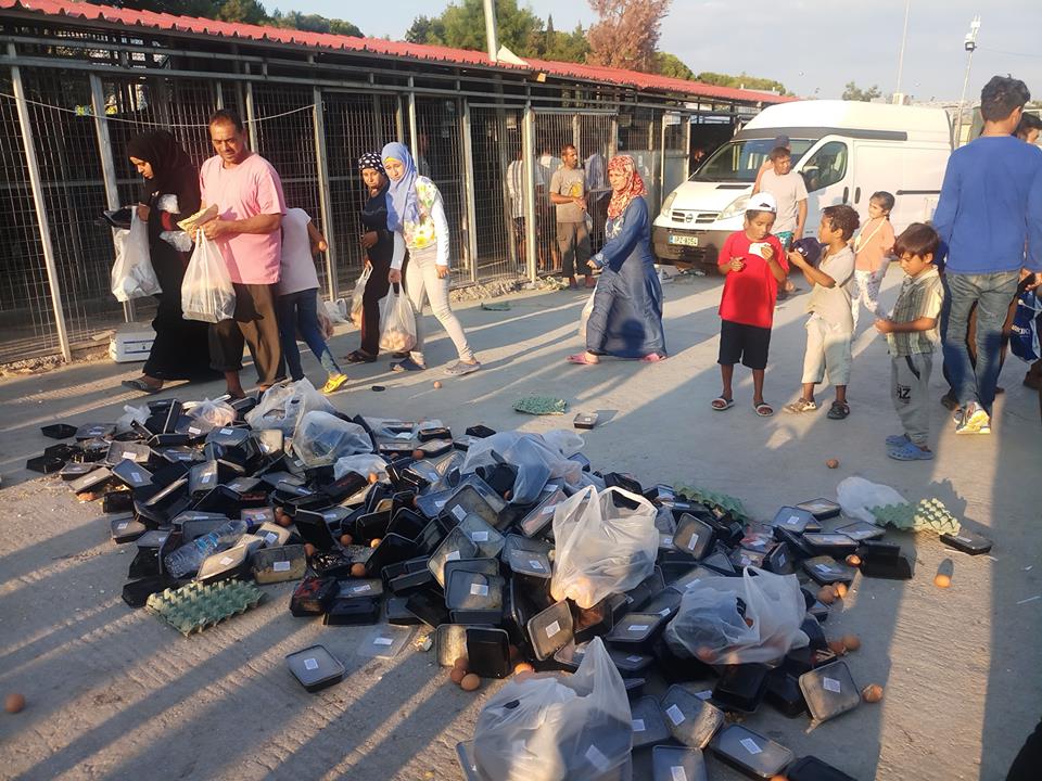 مهجرو جزيرة متليني باليونان يشكون سوء الطعام وصعوبة الحصول على الماء