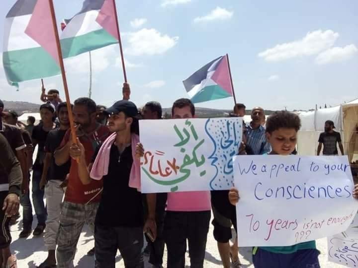 تحت شعار "نناشد ضمائركم إلا يكفي 70 عاما": مهجرو جنوب دمشق يعتصمون في مخيم دير بلوط شمال سورية